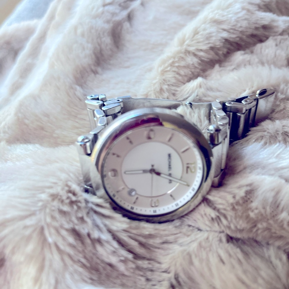 Elegant Michael Kors Women's Designer Watch - Vintage Beauty and Style